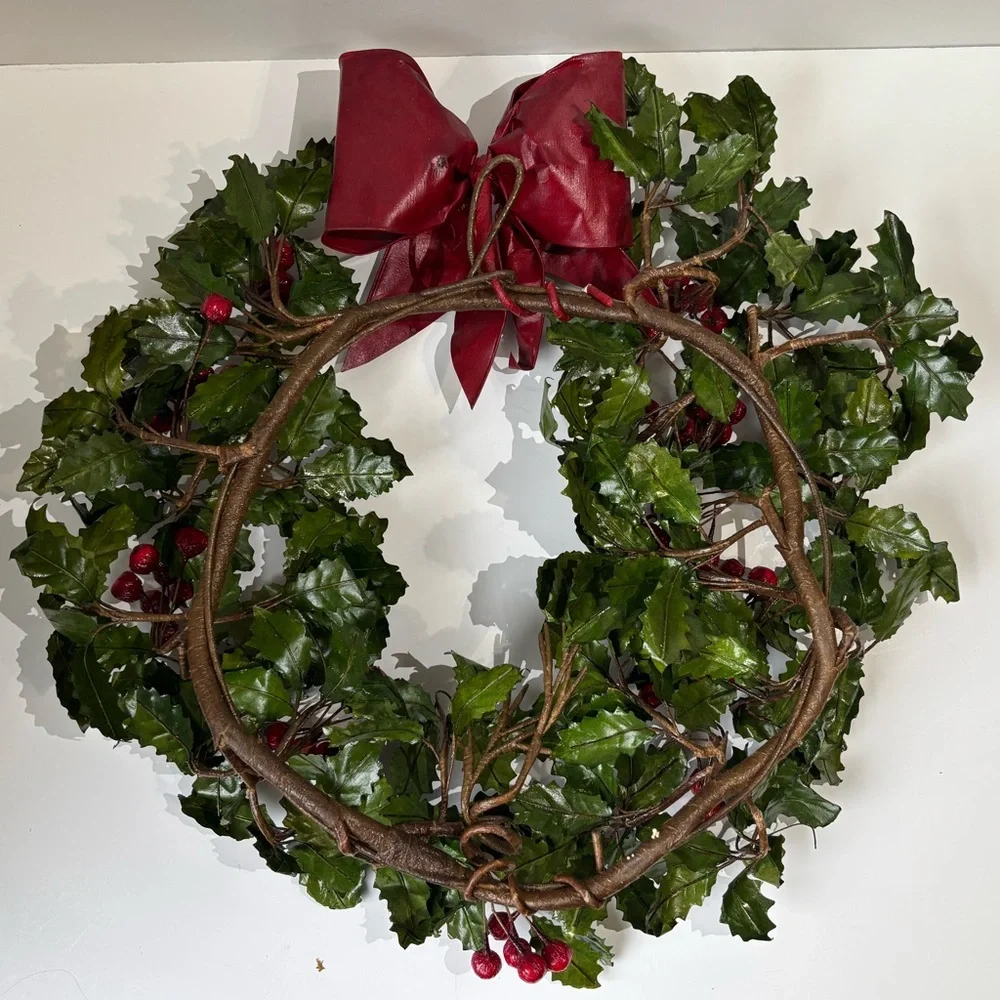 Festive Green and Red Holiday Wreath Plastic Red Holly Berries 18.5”
